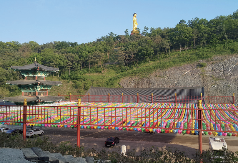 부처님오신날 만불산 만불사의 전경 
